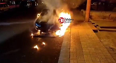 Urfa’da park halindeki otomobil yanarak kül oldu! 