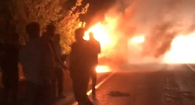 Urfa'da seyir halindeki araç küle döndü