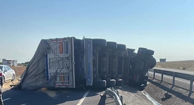 Urfa-Diyarbakır karayolunda arpa yüklü tır devrildi! Yaralılar var 