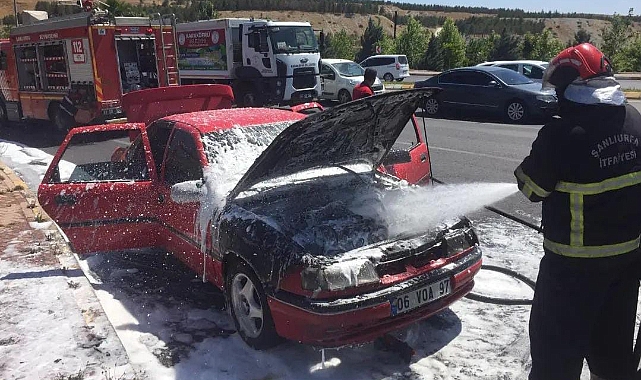Urfa'nın göbeğinde alev alan otomobil yandı