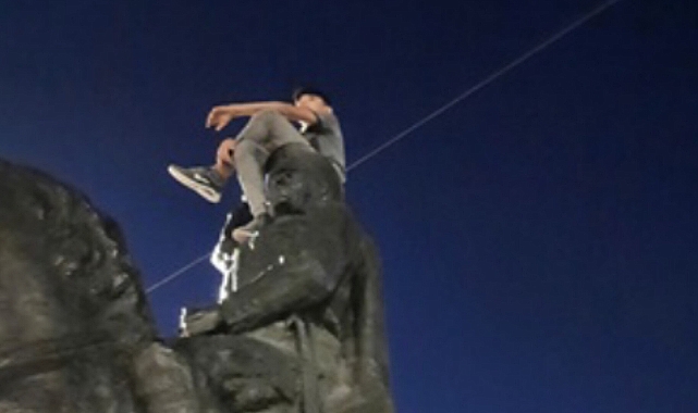 Atatürk heykeline çıkan Suriyeli gözaltına alındı