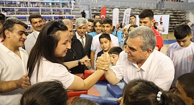 Başkan Beyazgül: Gençler için durmak yok, yola devam