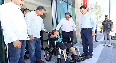 Başkan Özyavuz, engelli çocuğun yüzünü güldürdü