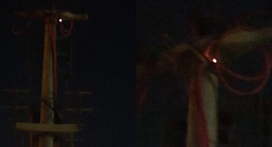 Elektrik direğindeki kıvılcım yolu kullananları korkutuyor