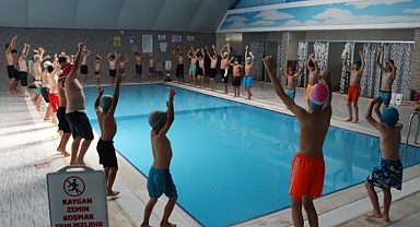 Gençler Büyükşehir ile yüzme öğreniyor 