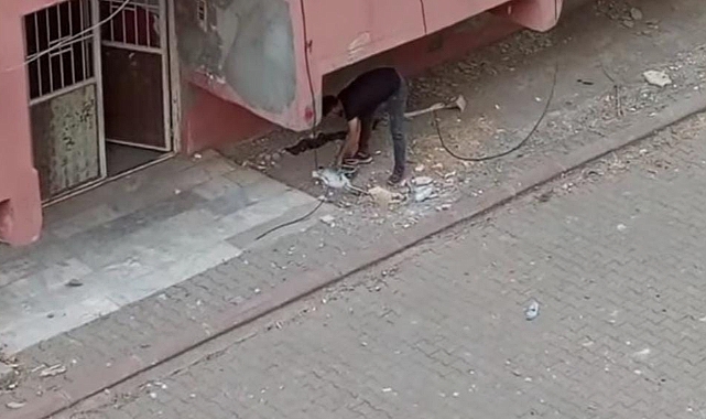 Güpegündüz hırsızlık! İşte o pes dedirten görüntü!