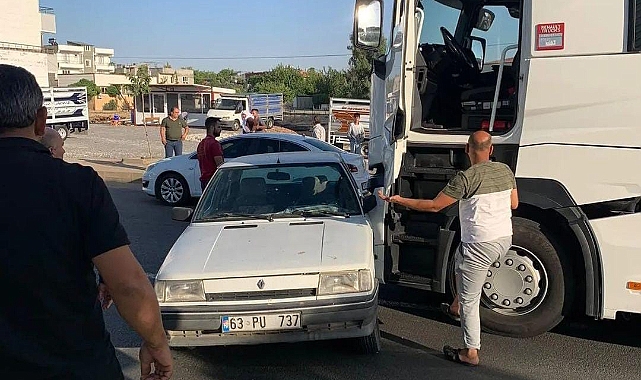 Hilvan'da tır otomobili sürükledi