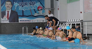 Karaköprü’de çocuklar eğitmenler eşliğinde yüzme öğreniyor