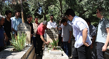 Merhum sanatçı Abdullah Uyanık mezarı başında dualarla anıldı