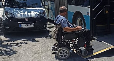 Şanlıurfa'da duraklara park eden araçlar engellilere engel oluyor