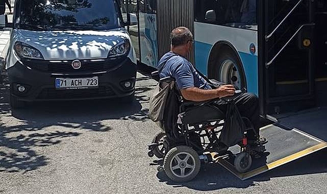 Şanlıurfa'da duraklara park eden araçlar engellilere engel oluyor