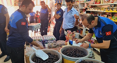Şanlıurfa’da tarihi geçmiş çok sayıda gıda ürünü ele geçirildi