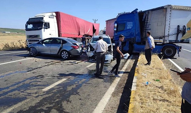 Urfa'da facia kıl payı atlatıldı! Tır araçların arasına daldı