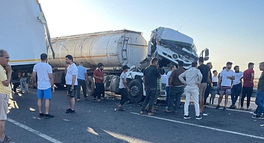 Urfa'da feci kaza! 2 tır çarpıştı 