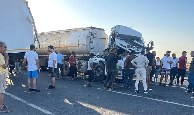 Urfa'da feci kaza! 2 tır çarpıştı