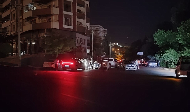 Urfa'da gece yarısı 3 araç birbirine girdi