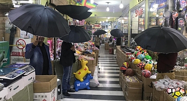 Urfa'da pasaj esnafından şemsiyeli protesto