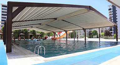 Vatandaşlar Karaköprü Belediyesi havuzlarında serinliyor