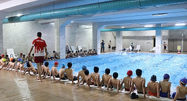 Yüzme öğrenen çocuklardan Başkan Canpolat’a teşekkür