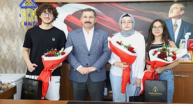 Başkan Baydilli YKS'de dereceye giren öğrencileri ödüllendirdi