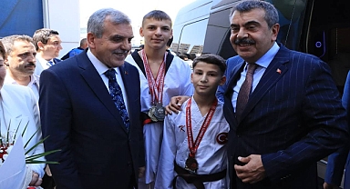 Başkan Beyazgül, Bakan Tekin’e eğitime yapılan çalışmalar hakkında bilgi verildi