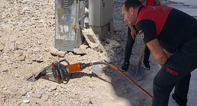 Bina enkazında mahsur kalan yavru kedi kurtarıldı