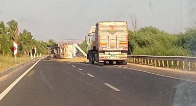 Buğday yüklü TIR kontrolden çıkarak devrildi! 