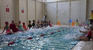 Çocuklar Viranşehir Belediyesi ile yüzme öğreniyor 