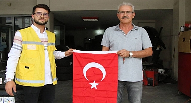 Haliliye’de esnaf ve vatandaşa Türk Bayrağı dağıtıldı