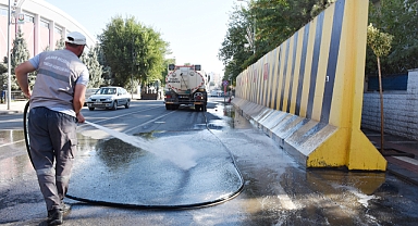 Hilvan’da cadde ve sokaklar tazyikli suyla yıkandı.