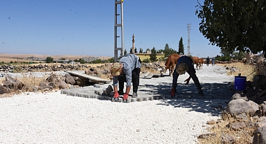 Hilvan’da üst yapı yol yapım çalışmaları devam ediyor.