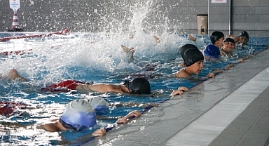 Karaköprü'de çocuklar hem yüzme öğreniyor hem serinliyor 