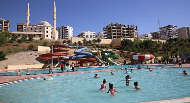 Karaköprülü çocuklar Yaşam Park Havuzu’nda serinliyor