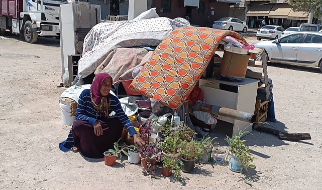 Kirasını ödeyemeyen yaşlı kadın ev sahibi tarafından sokağa atıldı