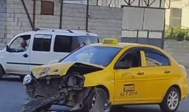 Siverek’te iki araç kafa kafaya çarpıştı! 