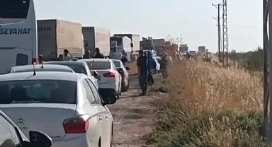 Urfa'da elektrik kesintilerini protesto eden çiftçiler yolu trafiğe kapattı 