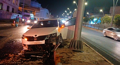 Urfa'da kontrolden çıkan araç direğe çarptı! Yaralılar var 