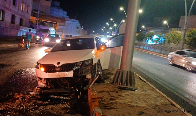 Urfa'da kontrolden çıkan araç direğe çarptı! Yaralılar var