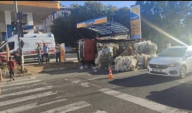 Urfa'da kontrolden çıkan kamyonet yola devrildi 