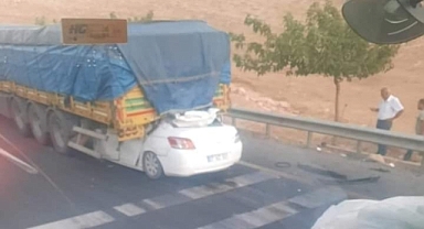 Urfa'da korkunç kaza! Otomobil TIR'ın altına girdi 