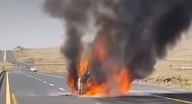Urfa'da yanan araç alev topuna döndü 
