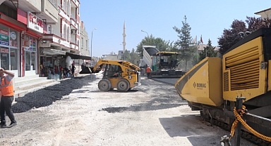 Viranşehir’de sıcak asfalt çalışmaları devam ediyor