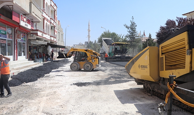 Viranşehir’de sıcak asfalt çalışmaları devam ediyor