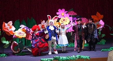 'Alice Harikalar Diyarında’ çocuklar için sahnelendi