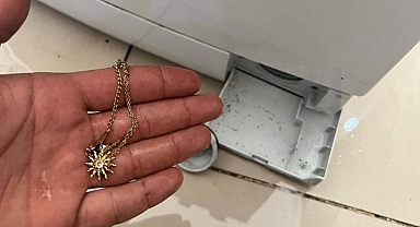 Çamaşır makinesinde çıkan altın kolyeyi sahibine teslim etti