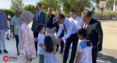 Hilvan Kaymakamı Orhan Gazi Karakaş, minik öğrencileri heyecanına ortak oldu