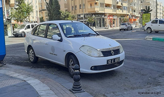 Resmi plakalı araç engelli rampasına park etti