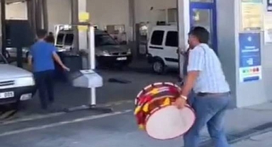 Urfa'da aracının muaneden sorunsuz geçmesini davul çalarak kutladı