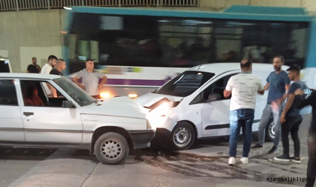 Urfa'da iki araç kafa kafaya çarpıştı