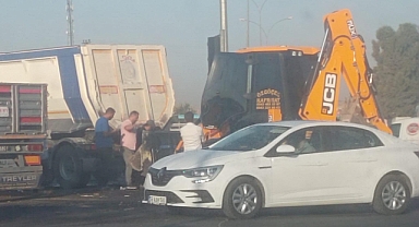 Urfa'da iki tır ve bir otomobilin karıştığı zincirleme kaza!